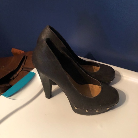 Shoes - Picture 3 of 8